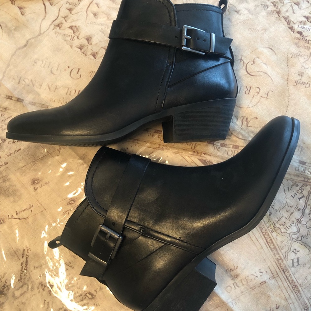NWOB Vince Camino black leather booties 8M